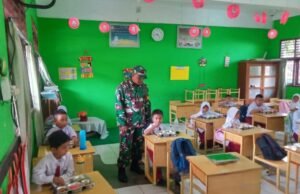 Babinsa Koramil 02/Sukakarya Memonitor Pembagian Makan Bergizi Gratis di Gampong Kuta Timu