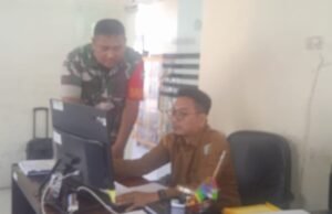 Babinsa Koramil 01/Sukajaya Laksanakan Puldata Demografi Bersama Staf Kantor Desa