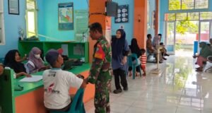 Babinsa Koramil 02/Sukakarya Dampingi Warga Binaan Berobat di Puskesmas Sukakarya