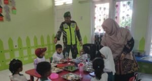 Babinsa Koramil 02/Sukakarya Pantau Kegiatan Makan Bergizi di TK Negeri 4