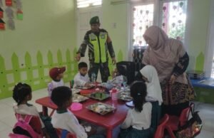 Babinsa Koramil 02/Sukakarya Pantau Kegiatan Makan Bergizi di TK Negeri 4