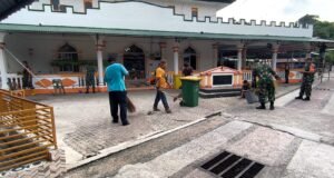 Program Bersih-Bersih Masjid Terus Berjalan, Personel Kodim 0112/Sabang dan Warga Bersihkan Masjid Baiturrahim Gampong Kuta Timu