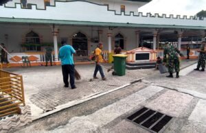 Program Bersih-Bersih Masjid Terus Berjalan, Personel Kodim 0112/Sabang dan Warga Bersihkan Masjid Baiturrahim Gampong Kuta Timu