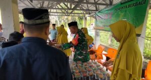 Kodim 0112/Sabang Bagikan Makanan Siap Saji dalam Program Sedekah Jumat di Masjid Babul Muttaqin, Gampong Cot Abeuk