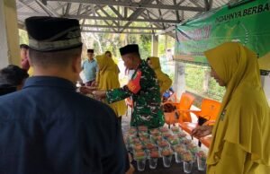 Kodim 0112/Sabang Bagikan Makanan Siap Saji dalam Program Sedekah Jumat di Masjid Babul Muttaqin, Gampong Cot Abeuk