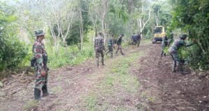 Komandan SSK TMMD Reguler Ke-123 Kodim 0112/Sabang Pimpin Pembersihan Badan Jalan yang Akan Diperkeras