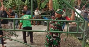 Babinsa Koramil 01/Sukajaya Bantu Warga Dirikan Tenda Pernikahan
