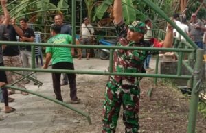 Babinsa Koramil 01/Sukajaya Bantu Warga Dirikan Tenda Pernikahan