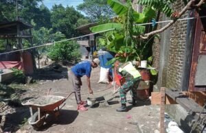 Babinsa Koramil 01/Sukajaya Bantu Warga dalam Pekerjaan Harian, Perkuat Silaturahmi dengan Masyarakat