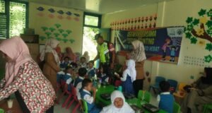 Babinsa Koramil 02/Sukakarya Laksanakan Komsos dengan Murid TK dalam Gerakan Bersama Cegah Stunting
