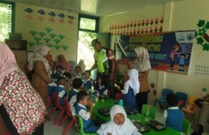 Babinsa Koramil 02/Sukakarya Laksanakan Komsos dengan Murid TK dalam Gerakan Bersama Cegah Stunting