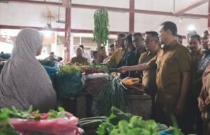 Pantau Kestabilan Harga Bahan Pokok jelang Puasa, Wagub Dek Fadh Tinjau Aktivitas Pasar di Banda Aceh