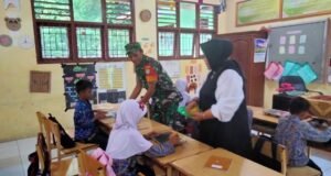 Babinsa Koramil 02/Sukakarya Dampingi Kegiatan Pendistribusian Makanan Bergizi Gratis di SDN 13 Aneuk Laot