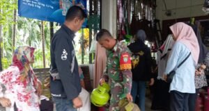 Babinsa 10 Koramil 01/Sukajaya Monitor Penyaluran Gas Elpiji 3Kg Bersubsidi di Gampong Cot Abeuk