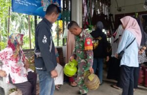 Babinsa 10 Koramil 01/Sukajaya Monitor Penyaluran Gas Elpiji 3Kg Bersubsidi di Gampong Cot Abeuk