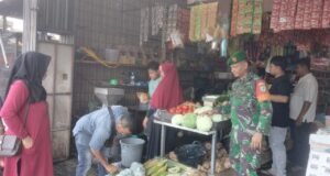 Babinsa Koramil 02/Sukakarya Pantau Aktivitas Warga di Tempat Perbelanjaan Jelang Ramadhan