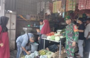 Babinsa Koramil 02/Sukakarya Pantau Aktivitas Warga di Tempat Perbelanjaan Jelang Ramadhan
