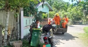 Babinsa 07 Gampong Keuneukai Koramil 01/Sukajaya Kodim 0112/Sabang Bantu Angkat Sampah Bersama Warga Binaan