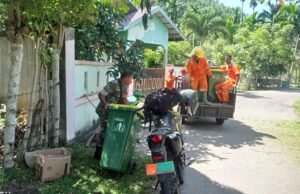 Babinsa 07 Gampong Keuneukai Koramil 01/Sukajaya Kodim 0112/Sabang Bantu Angkat Sampah Bersama Warga Binaan