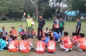Babinsa Koramil 02/Sukakarya Berikan Arahan kepada Anak-anak Tim Sekolah Sepak Bola untuk Peningkatan Prestasi