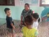 Kunjungi PAUD, Babinsa Koramil 01/Sukajaya Akrab dan Penuh Kasih Sayang Bermain Bersama Anak-anak