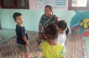 Kunjungi PAUD, Babinsa Koramil 01/Sukajaya Akrab dan Penuh Kasih Sayang Bermain Bersama Anak-anak
