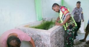 Babinsa Koramil 01/Sukajaya Bersama Bhabinkamtibmas Bantu Warga Merenovasi Kamar Mandi Umum di Gampong Paya