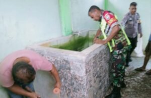 Babinsa Koramil 01/Sukajaya Bersama Bhabinkamtibmas Bantu Warga Merenovasi Kamar Mandi Umum di Gampong Paya
