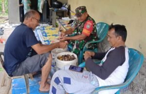 Babinsa Koramil 02/Sukakarya Bantu Warga Binaan Mengupas Buah Pinang