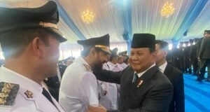 Di Istana Kepresidenan, Presiden Prabowo Rangkul dan Jabat Tangan Mualem