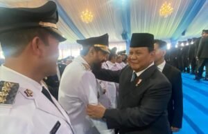 Di Istana Kepresidenan, Presiden Prabowo Rangkul dan Jabat Tangan Mualem