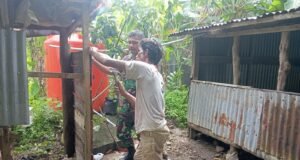 Babinsa Koramil 01/Sukajaya Apresiasi Inisiatif Warga Binaan Membangun Kandang Untuk Ternak Ayam