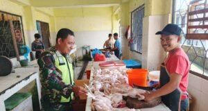 Awal Ramadhan, Babinsa Koramil 02/Sukakarya Lakukan Pengecekan Harga Ayam Potong di Pasar