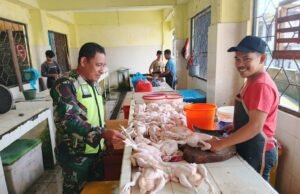 Awal Ramadhan, Babinsa Koramil 02/Sukakarya Lakukan Pengecekan Harga Ayam Potong di Pasar