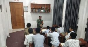 Babinsa Koramil 02/Sukakarya Beri Motivasi kepada Santri di Bulan Ramadhan