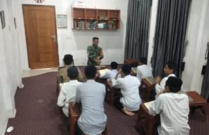 Babinsa Koramil 02/Sukakarya Beri Motivasi kepada Santri di Bulan Ramadhan