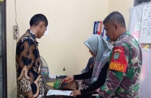 Babinsa 10 Koramil 01/Sukajaya Dampingi Warga Binaan Urus Administrasi untuk Seleksi Polri