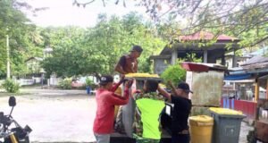 Babinsa Koramil 01/Sukajaya Bantu Warga Bersihkan Sampah di Jurong Pantai Jaya, Gampong Paya