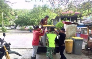 Babinsa Koramil 01/Sukajaya Bantu Warga Bersihkan Sampah di Jurong Pantai Jaya, Gampong Paya