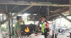 Babinsa Koramil 02/Sukakarya Laksanakan Komsos dengan Pengrajin Besi di Gampong Krueng Raya