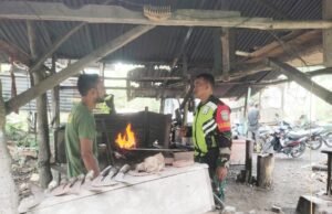 Babinsa Koramil 02/Sukakarya Laksanakan Komsos dengan Pengrajin Besi di Gampong Krueng Raya