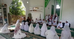 Babinsa Koramil 01/Sukajaya Dampingi Anak-Anak Desa Binaannya Mengaji di Bulan Ramadan