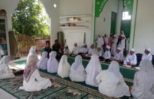 Babinsa Koramil 01/Sukajaya Dampingi Anak-Anak Desa Binaannya Mengaji di Bulan Ramadan