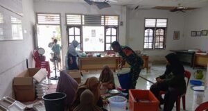 Babinsa Koramil 01/Sukajaya Bantu Ibu-Ibu PKK Siapkan Takjil untuk Pengurus Masjid