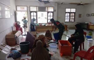 Babinsa Koramil 01/Sukajaya Bantu Ibu-Ibu PKK Siapkan Takjil untuk Pengurus Masjid