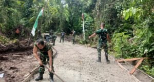 Satgas TMMD Ratakan Material Jalan untuk Percepat Proses Pengecoran Selanjutnya