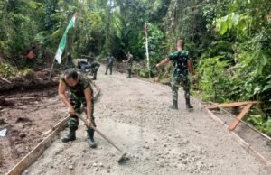 Satgas TMMD Ratakan Material Jalan untuk Percepat Proses Pengecoran Selanjutnya