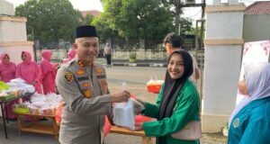 Di Bulan Yang Penuh Berkah Kapolres Bersama Ketua Bhayangkari dan Mahasiswa Sabang Bagikan Takjil Jelang Berbuka