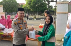 Di Bulan Yang Penuh Berkah Kapolres Bersama Ketua Bhayangkari dan Mahasiswa Sabang Bagikan Takjil Jelang Berbuka