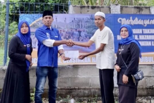 Barisan Muda Dek Gam Lhoknga Bagikan Takjil Berbuka di Lampuuk